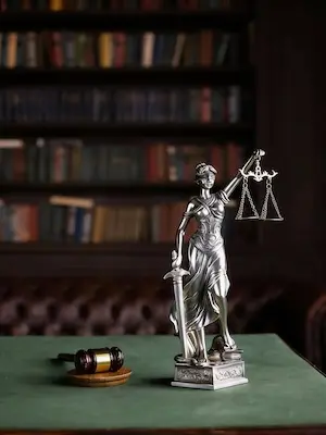 Estatua De La Justicia Sobre Una Mesa